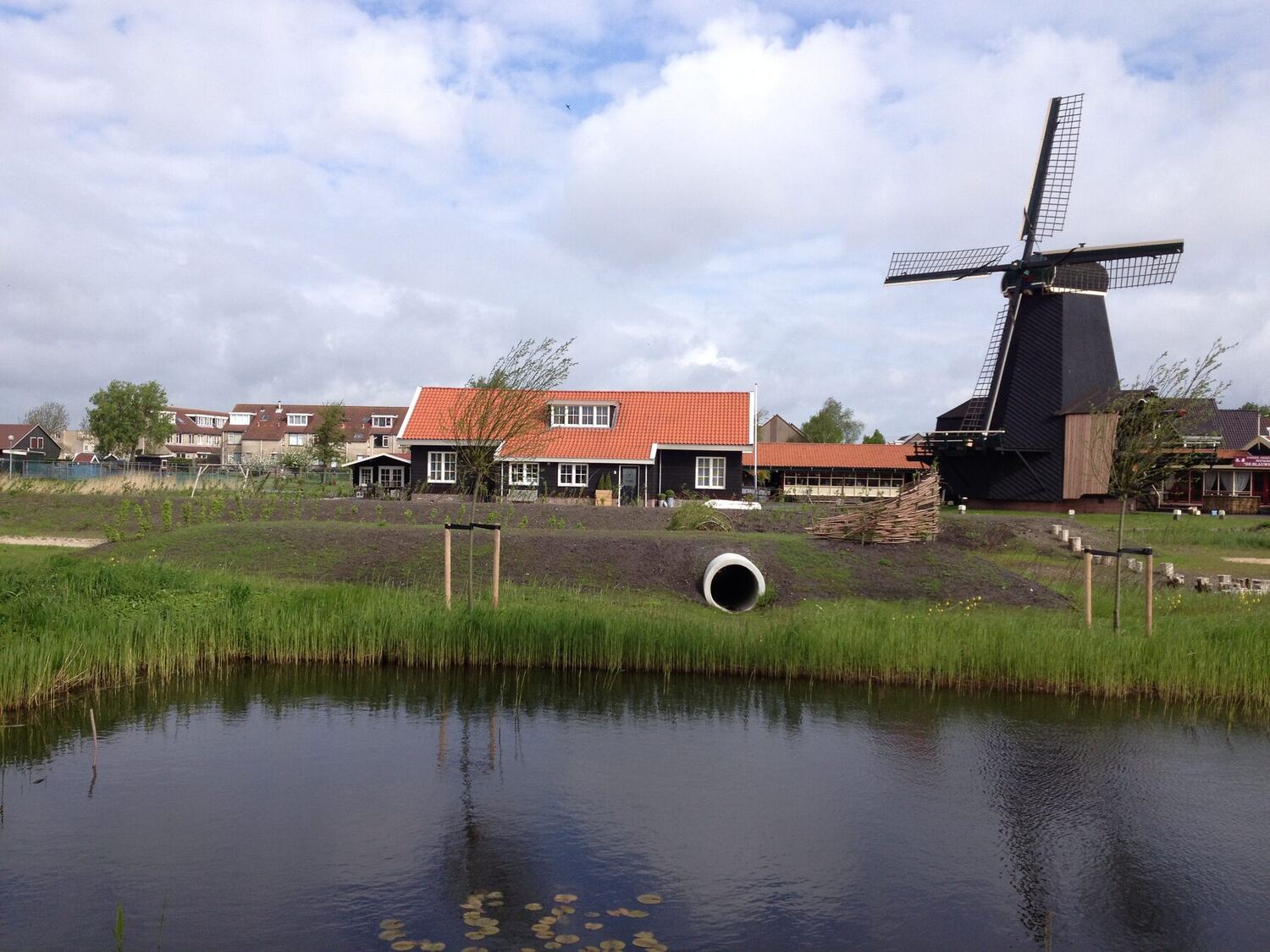 Natuurlijke speelplek met water en molen
