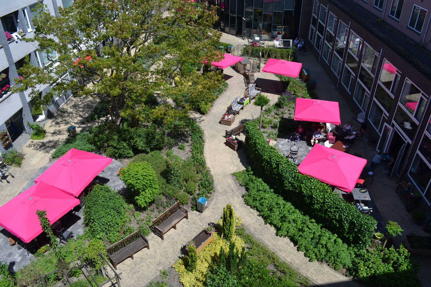 Binnentuin met terras en parasols