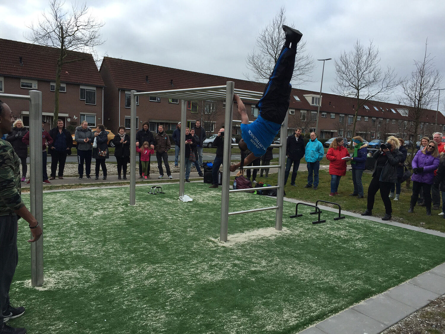 Calisthenics-toestellen in gebruik bij een buitensportplek