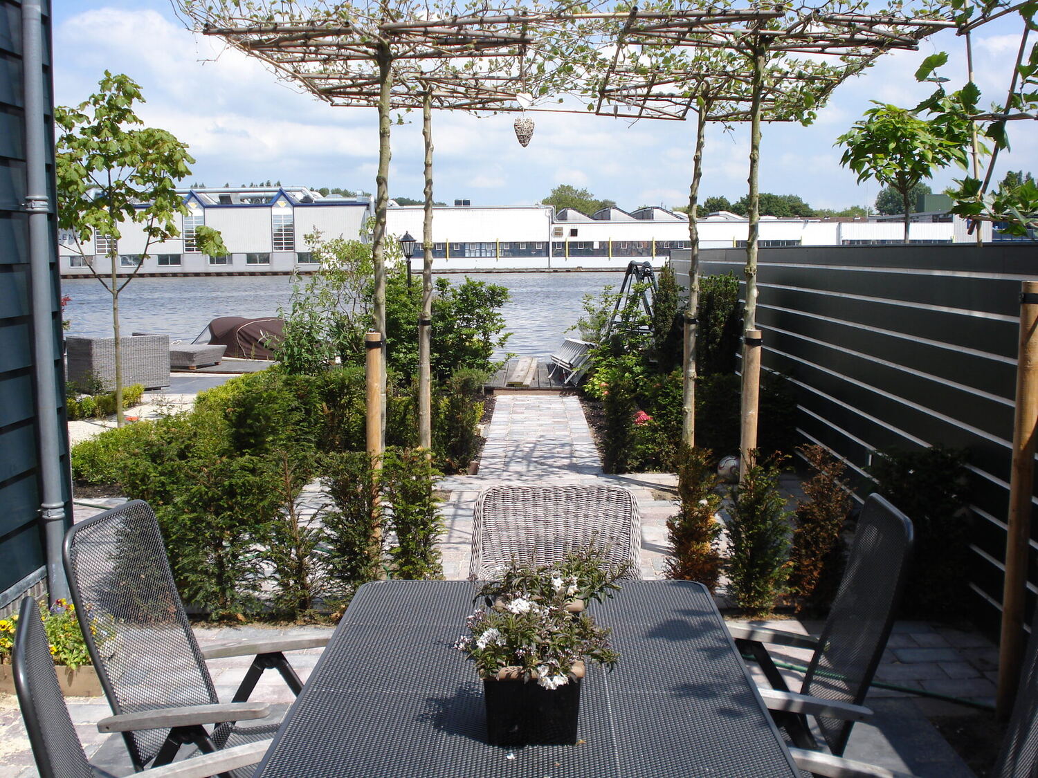 Dakterras met pergola, beplanting en zitje