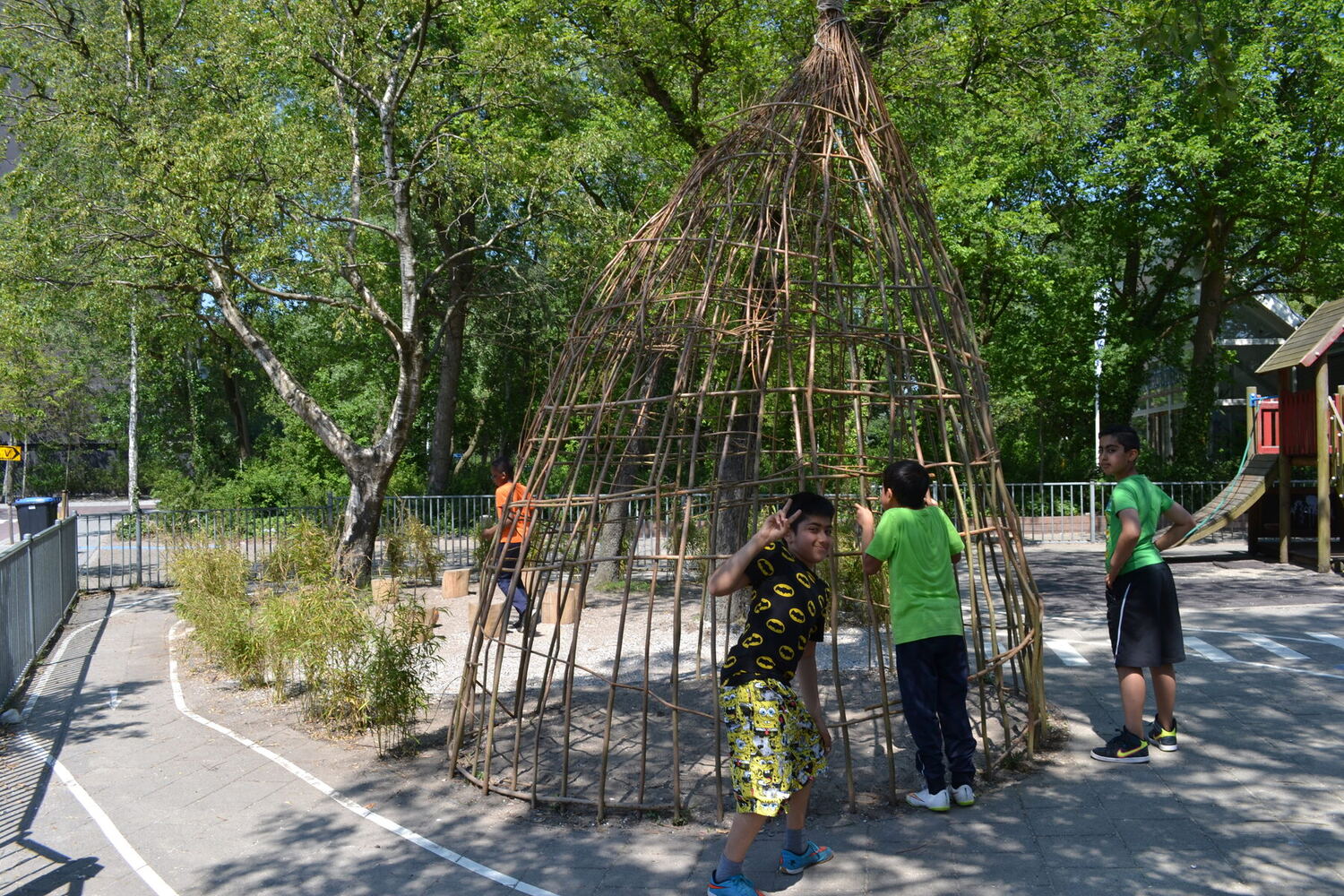 Wilgenhut op een natuurlijk ingericht schoolplein