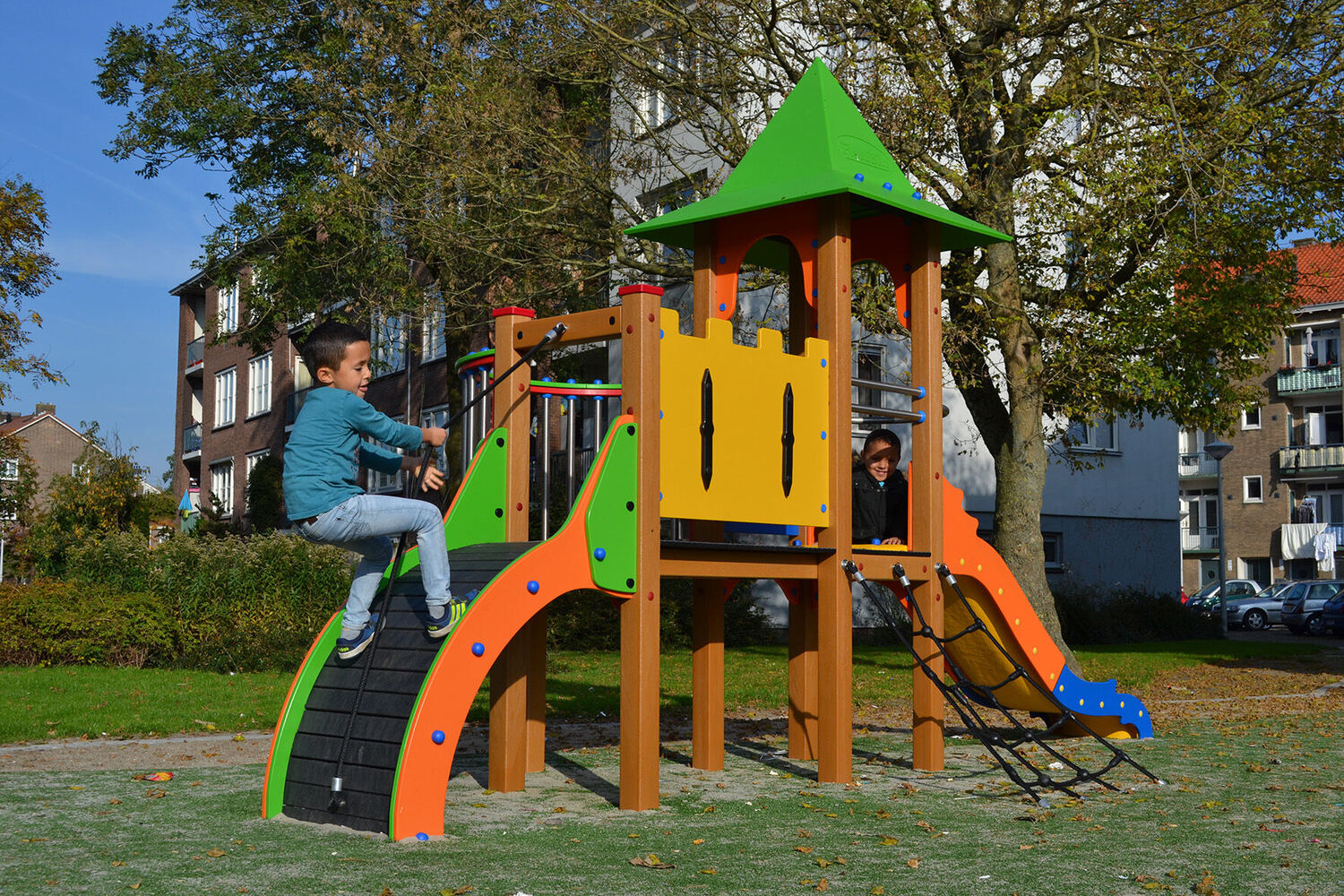 Kleurrijk speeltoestel met glijbaan in een woonwijk